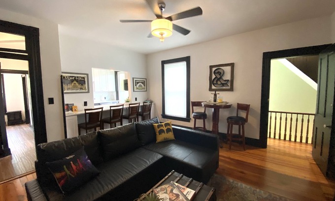 Bellevue Apartment | Apartment over Three Spirits Tavern! Historic District, 1+mile to Cincinnati!