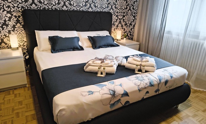 Camin Apartment | Apartment 'Royal Residence' with Shared Garden, Wi-Fi and Air Conditioning