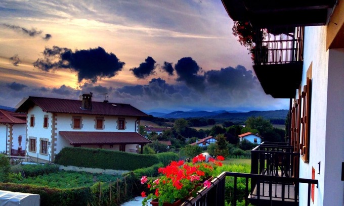 Iraizotz Apartment | Apartment 'Ultzama' with Mountain View and Balcony