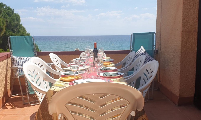 La Fosca Apartment | Apartment with garden at 11 meters from the sand beach of la Fosca.