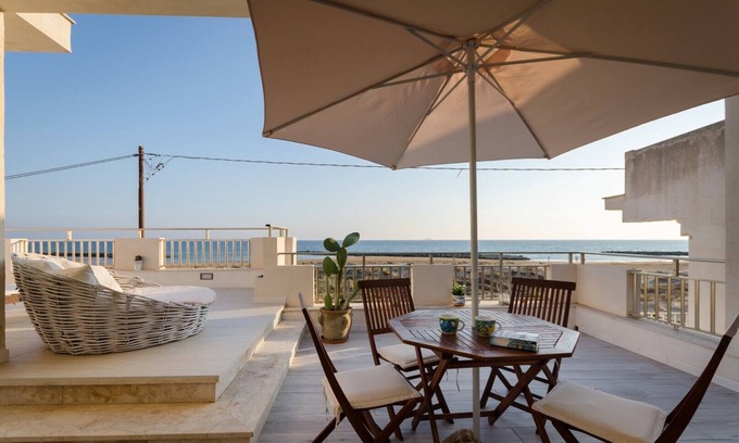 Donnalucata Apartment | Apartment with terrace, sea view, directly on the sandy beach, wifi, max. 4 pers.