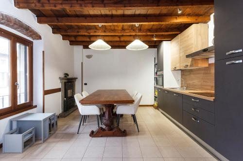 Bergamo Apartment | Appartamento con travi a vista