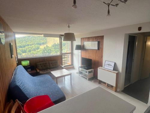 Besse-et-Saint-Anastaise Apartment | Appartement skis aux pieds, F2+Cabine au 20ème étage - FR-1-814-25