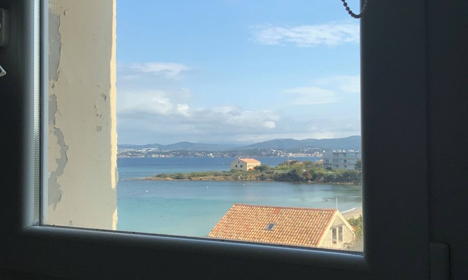 Le Brusc Apartment | Appartement LES Pieds Dans L EAU