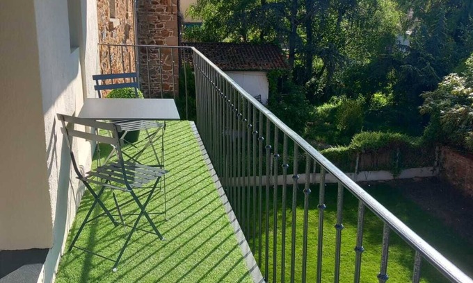 Bourg-de-Thizy Apartment | Appartement, Avec Extérieurs,calme ,bien Équipé ,proche Autoroute et Commerces
