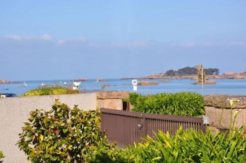 Tregastel Apartment | Appartement BELLE VUE MER avec WIFI et cour close TREGASTEL - Ref 42