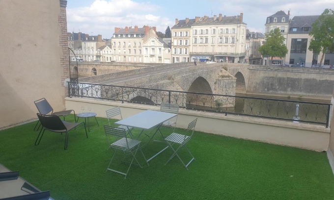 Laval Apartment | Appartement cosy face à la Mayenne