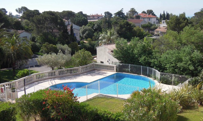 Saint-Raphael Apartment | Appartement MER Côte d'AZUR St RAPHAËL Gd F2 pour 4 personnes PISCINE