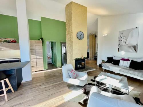 Pisano Apartment | Appartement moderne à Nebbiuno avec vue