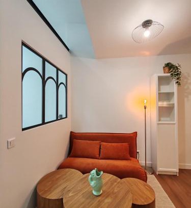 Montmartre Apartment | Appartement Montmartre, Moulin de la galette