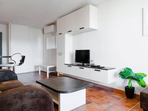 Narbonne-Plage Apartment | Appartement T3 climatisé avec piscine, balcon, parking, à 400m de la plage - Narbonne-Plage - FR-1-409-30