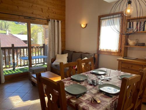 Samoens Apartment | Appartement T3 confortable avec balcon, centre village, proche ski-bus, animaux acceptés - FR-1-624-49