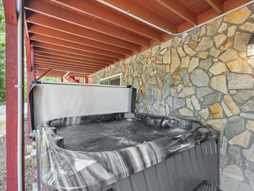 Seven Devils House | Appy Pappys Hot Tub 4BR