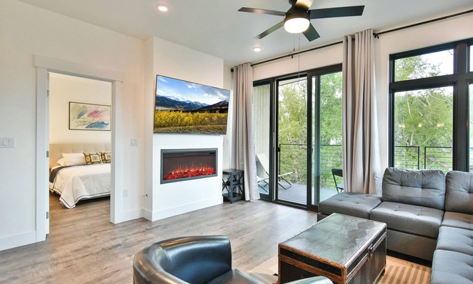 Silverthorne Condo | Après Shores Penthouse: Upscale Riverfront Retreat, Wrap-Around Balcony