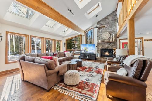 Christie Heights House | Apres Ski Haven Pet Friendly with Private Hot tub
