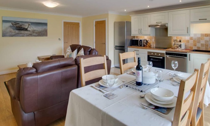 Horton House | Apricot Cottage in the beautiful Swansea