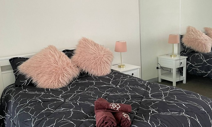 Melbourne Central Business District Apartment | Apt. in Melbourne CBD with Great Balcony View; near Tram Stop & Train Stations