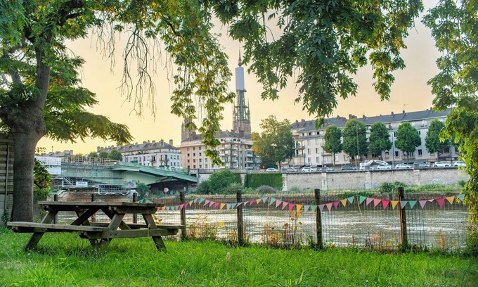 Centre Ville Rive Gauche Apartment | Apt with garden and parking on the banks of the Seine in front of the cathedral