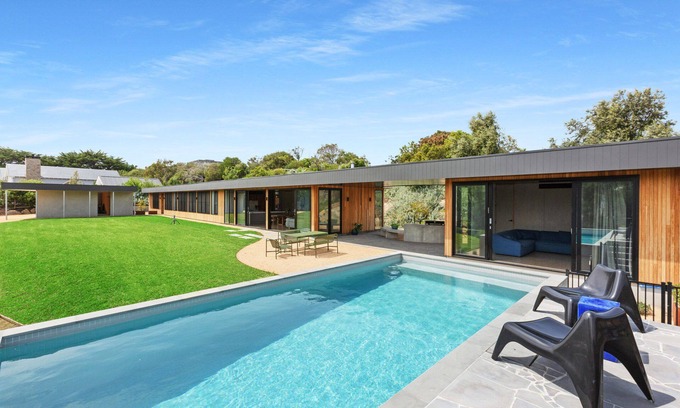 Portsea House | Architectural masterpiece, luxurious pool and entertaining area (sleeps 8)
