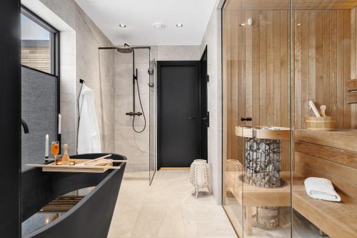 Vagan House | Arctic aurora lodge with jacuzzi and sauna
