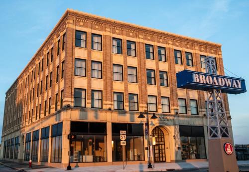 Lorain Hotel | Ariel Broadway Hotel