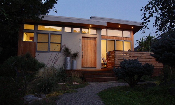 Newlands House | Artful Abode: Breezy In/Out Flow, Views & RoofDeck. Easy Walk to Pearl & Trails