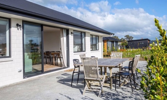 Martinborough House | Arthurs Vineyard - stunning 4 bedroom house is Pinot Grove