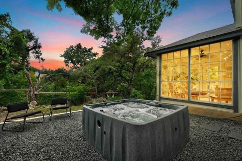 Block House Creek House | Artist Retreat on the Creek - Sleeps 10 - Hot tub