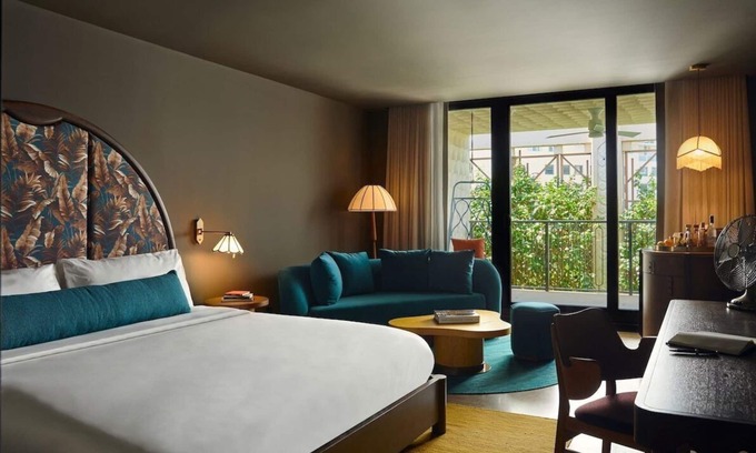 Coconut Grove Hotel | Artistic Room with Ensuite Coffee Maker | Relaxing Rooftop Pool Access