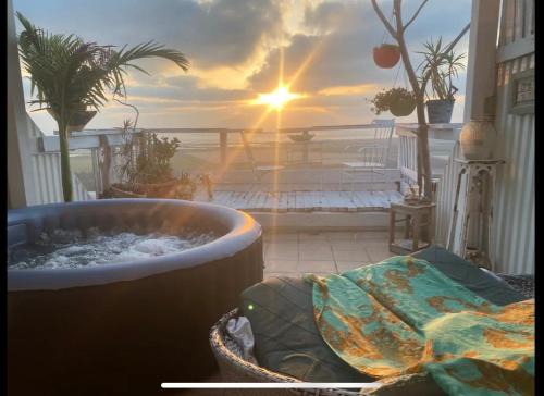 Zikhron Ya'aqov Apartment | Artistic Sea View Getaway with Hot Tub