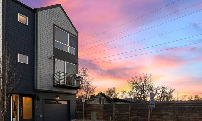 Lakewood House | Artsy 3-Bedroom/3.5 Bath Townhouse in Lakewood, CO - Downtown Denver & Red Rocks