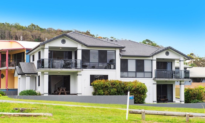 Crescent Head House | AS NEW SPARKLING 3 BEDROOM TOWNHOUSES ON THE GOLF COURSE