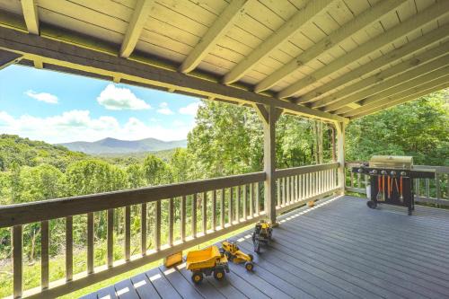 Warrensville House | Ashe County Log Cabin Mountain-View Deck, Sauna