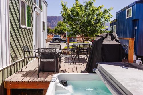 Apple Valley House | Aspen Grove private hotub