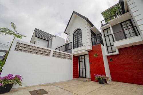 Oro Oro Ombo Villa | Asri Panderman Villa J-2