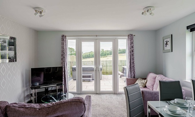 Castle Douglas Cottage | Auchenlarie Courtyard No 4 - a cottage that sleeps 5 guests in 3 bedrooms