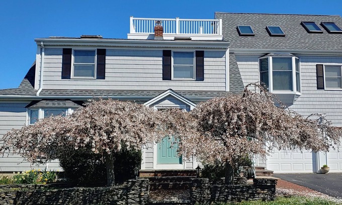 Newport East House | Aug 24-29 open-ask for discount. Walk 2 beach.Huge deck, roof-deck, new kitchen,