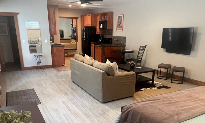 West Oak Hill House | Austin Hill Country - Guest House W/ Pool. Newly renovated, 12 Min To Downtown
