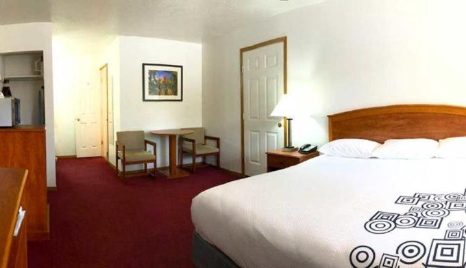 Torrey Hotel | Austin's Chuckwagon Motel
