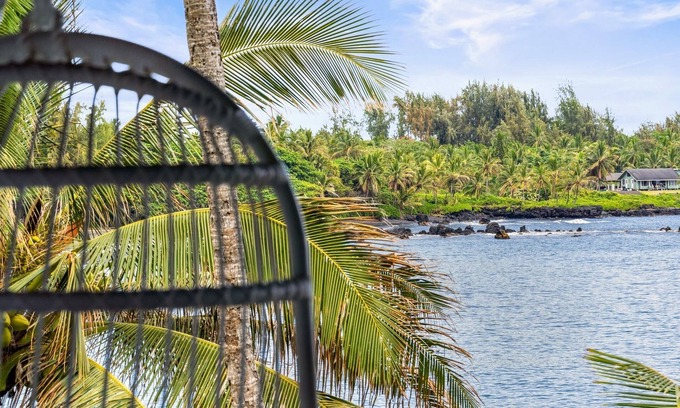 Hana Cottage | AUTHENTIC HAWAIIAN BEACH HOUSE ON HANA BAY. 5-minute walk to beaches and town.