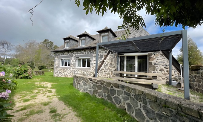 Lacroix-Barrez House | Authenticity & Comfort in the Charmalex Barn with Countryside View