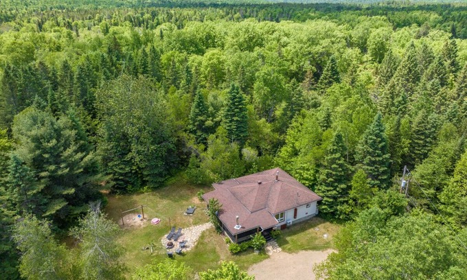 Matawinie Regional County Municipality Apartment | Aux Grands Pins|Beach & Kayaks |HotTub |Playground