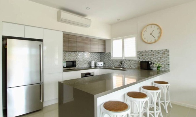 Huskisson Apartment | Avalon Apartment - 1 Bedroom WINTER SPECIAL! (Free WIFI, Linen, A/C, Netflix & Garage)