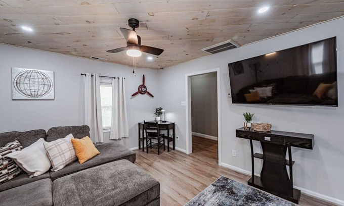 Mosby House | Aviation Haven: 5 Mins to RIC, Ready for Takeoff!