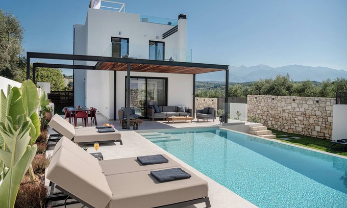 Plaka Villa | AVRILIA SEASIDE VILLA ,140 MTRS FROM BEACH, HEATED POOL, , JACUZZI, GARDEN