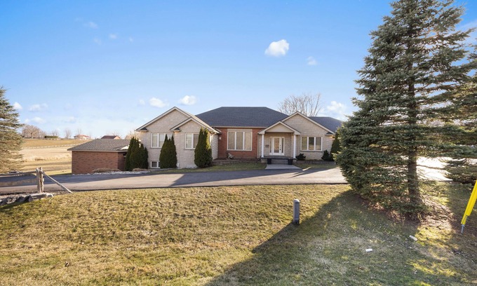 County of Brant House | Awesome 4BR Brantford Home ~ Hot Tub ~ Pool Room
