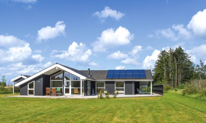 Bratten Strand House | Awesome home in Jerup with sauna