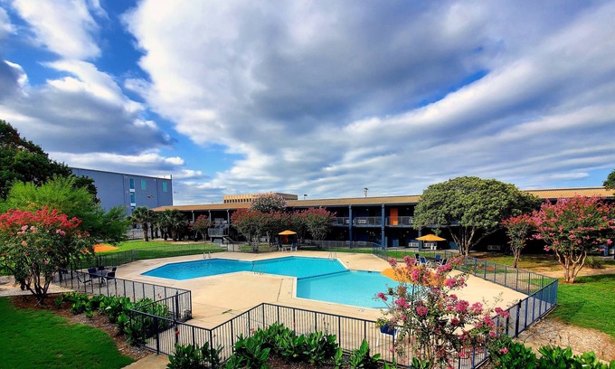 St. Johns Apartment | B15 Poolside 1st Floor - Queen Bed Studio