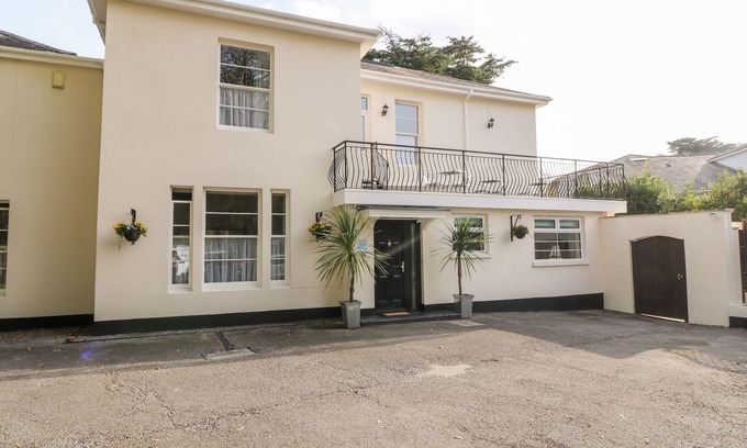 Torquay Cottage | BABBACOMBE HALL, family friendly, with hot tub in Babbacombe