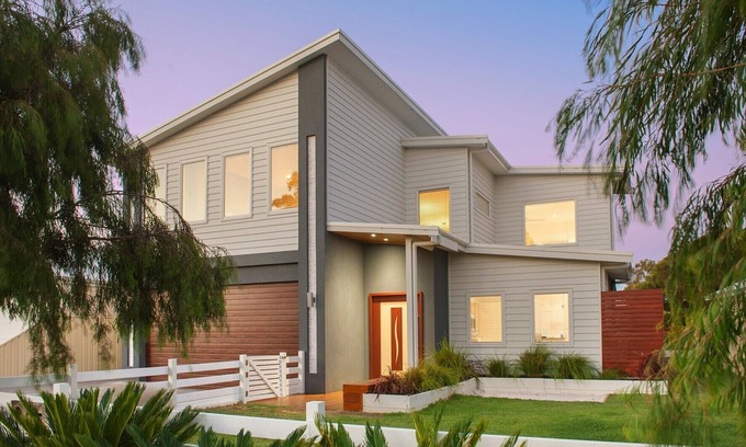Dunsborough House | Backing onto Golf Course & just moments away from Dunsborough’s stunning beaches